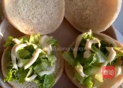 Illustration of how to make breakfast burgers 2