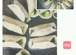 Illustration of how to make pot stickers with chive filling 7