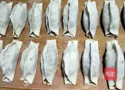 Illustration of how to make pumpkin stuffed pot stickers 14