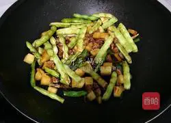 Illustration of how to make braised noodles with beans and potatoes 6