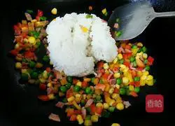 Illustration of how to make colorful pepper baked rice 8