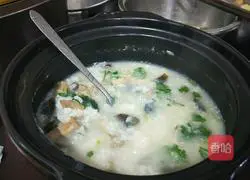 Illustration of how to make preserved egg and lean meat porridge 5