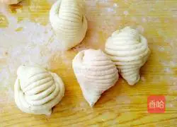 Illustration of how to make salt and pepper shell flower rolls 21