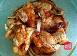 Illustration of how to make chicken leg reindeer rice balls 2