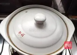 Illustration of how to make spareribs claypot rice 7