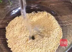 Illustration of how to make preserved egg, vegetable and millet porridge 1 