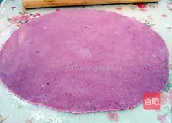 Illustration of how to make colorful flower rolls 6