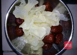 Illustration of how to make longan and red bean barley porridge 2