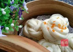 Illustration of how to make the silver flower rolls 14