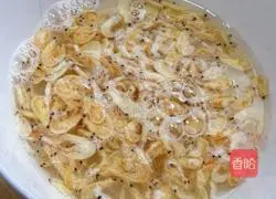 Illustration of how to make three fresh pot stickers 3