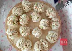 Illustration of how to make sausage flower rolls 10