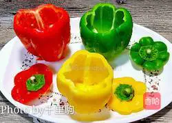 Illustration of how to make rice bowl with colored pepper and salmon 1