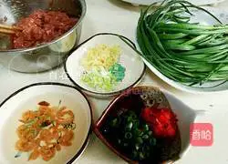 Illustration of how to make leek and pork pot stickers 1