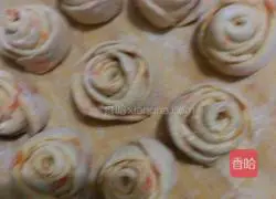 Illustration of how to make carrot and rose rolls 7