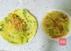 Illustration of how to make shredded potato burritos 9