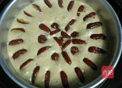 Illustration of how to make brown sugar and red date hair cake 4