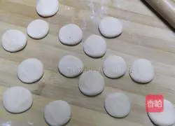 Illustration of how to make three fresh pot stickers 12