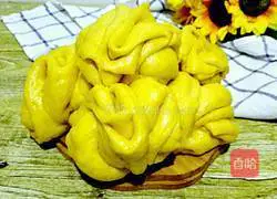 Illustration of how to make golden whole wheat pumpkin rolls 14