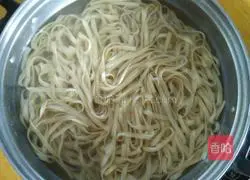 Illustration of how to make spicy cold noodles 1
