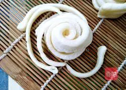 Illustration of how to make pansi flower rolls 13