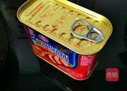 Illustration of how to cook rice noodles in a microwave oven in eight minutes