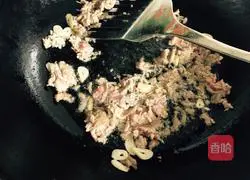 Illustration of home-style braised beans and noodles 13