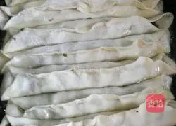 Illustration of how to make leek and pork open pot stickers 8