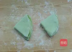 Illustration of how to make lotus rolls that fill the dining table with spring scenery 2