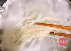 Illustration of how to make vegetable rice noodles mixed with fried sauce 3