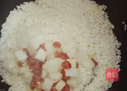 Illustration of how to make radish and sausage braised rice 10