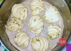 Illustration of how to make scallion rolls 12