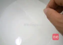 Illustration of how to make improved spring rolls 2