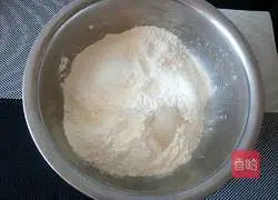 Illustration of how to make coconut milk-flavored flower rolls 2
