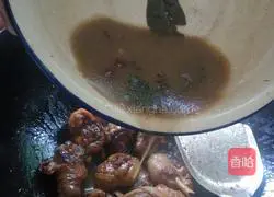 Illustration of how to make claypot rice with whole legs of chicken and mushrooms 9