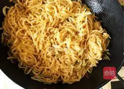 Thin Illustration of how to make braised noodles with beans and beans 8