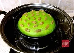Illustration of how to make spinach and raisin cake 12