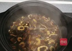 Illustration of how to make astragalus and chrysanthemum porridge 4