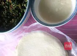 Illustration of how to make spring rolls stuffed with shepherd's purse 5