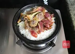 Illustration of how to make preserved meat clay pot rice 5