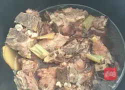 Illustration of how to make braised noodles with lentil short ribs 2