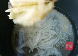 Illustration of how to make yam and apple porridge 2