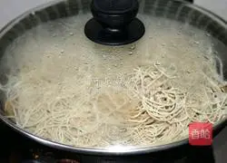 Illustration of how to make braised noodles with beans and potatoes 8