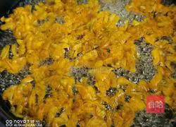 Illustration of how to make black beans, red dates and forsythia flowers 6