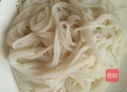 Illustration of how to make soup stock casserole rice noodles 4