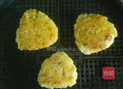 Golden Triangle Rice Ball Recipe Illustration 7