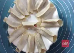 Illustration of how to make crispy pot stickers 5