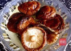 Illustration of how to make vegetarian pot stickers with mushrooms and vegetables 1