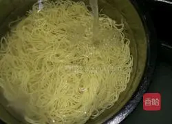 Illustration of how to make sweet and sour spicy cold noodles 3