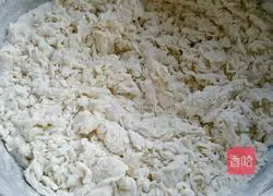 Illustration of how to make spring roll skins 2