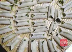 Illustration of how to make three fresh pot stickers 15